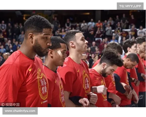 马云现身澳门身穿篮网T恤陪蔡崇信观NBA中国赛引关注 马云现身澳门身穿篮网T恤陪蔡崇信观NBA中国赛引关注